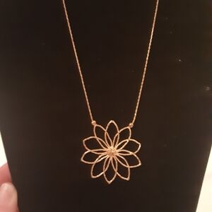 Elegant Gold Flower Pendant Necklace